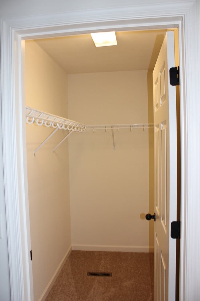 Building Photo - 3 Bedroom 2.5 bath Two Level Townhome