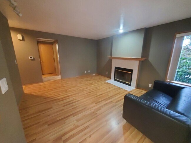 Building Photo - 4 bed, 2.5 bath, 2 car garage on spacious ...
