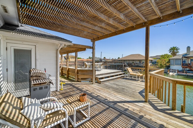 Building Photo - 15306 Yardarm Ct