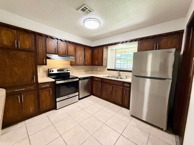 Building Photo - Very nice 3 bed 2 bath home - 1 mile from OU.