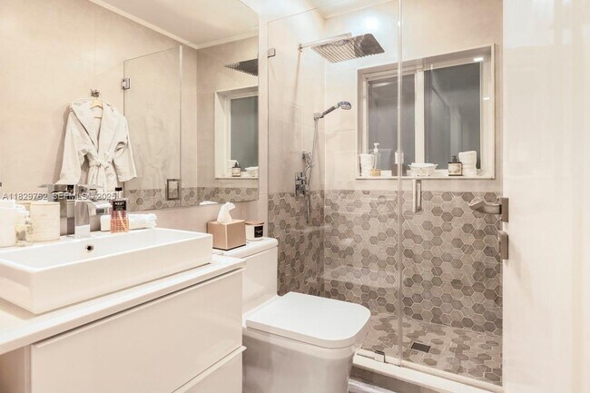 Building Photo - 1535 Robbia Ave