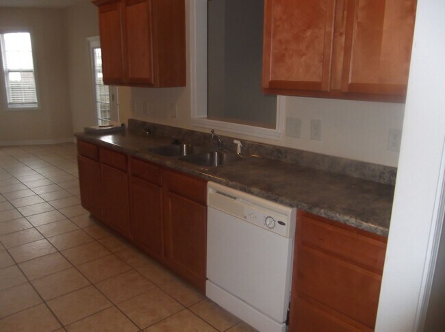 Building Photo - Spacious 3 bedroom with bonus!