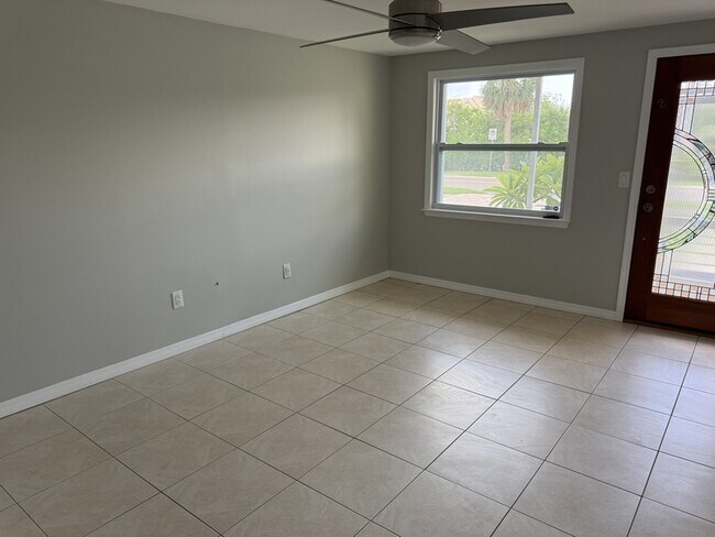 Building Photo - 8771 Bay Pointe Dr