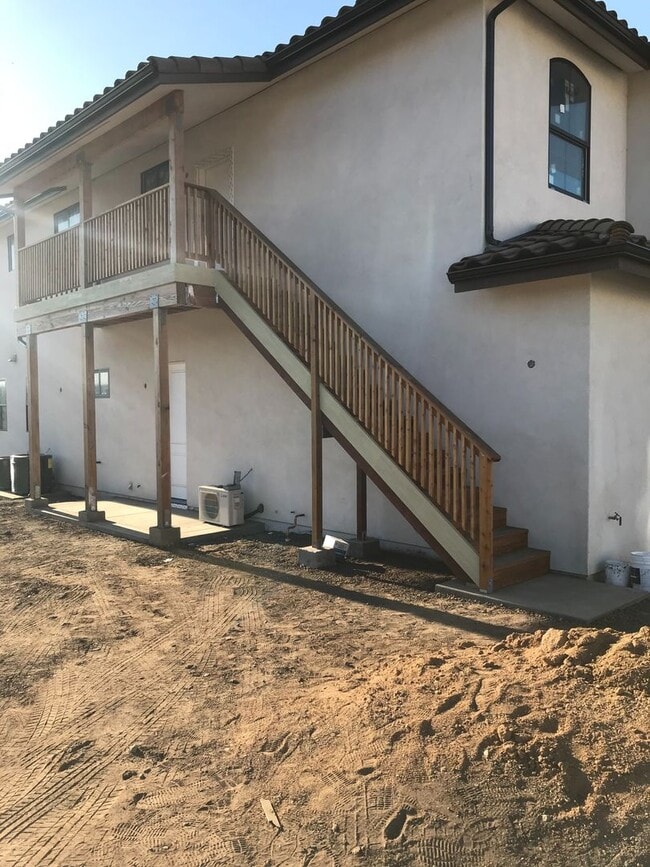 Building Photo - Upstairs Two Bedroom with views!