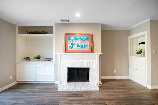 Building Photo - 913 Memorial Village Dr
