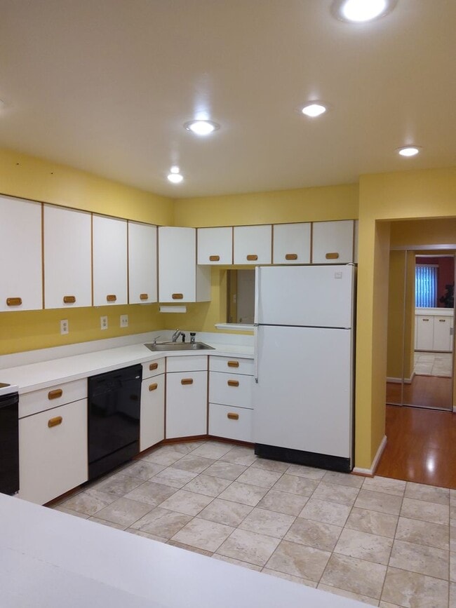 Building Photo - Two Bedroom/ Two Bath Condo at Falls Garde...