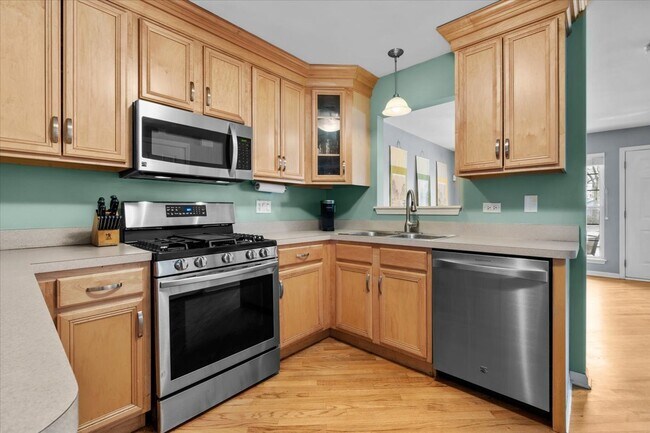 Building Photo - 907 Main St