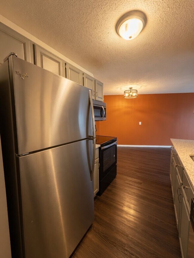 Building Photo - Freshly Updated, Stylish 2 bed 2 bath Condo in Bloomington Includes 2 Heated Parking Spaces!