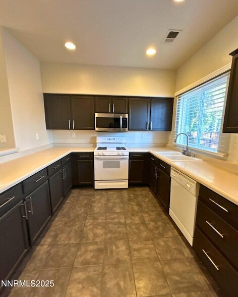 Building Photo - 5353 Desert Peach Dr