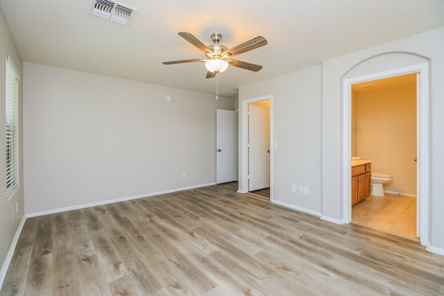 Building Photo - 992 E Saddle Way