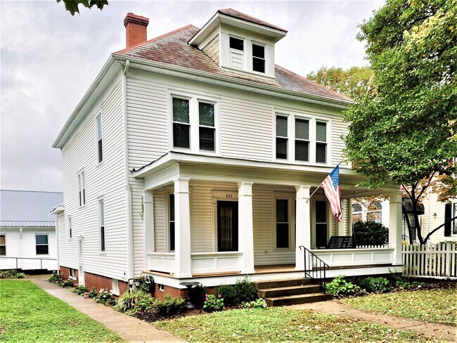Building Photo - Large Beautiful Historic Home