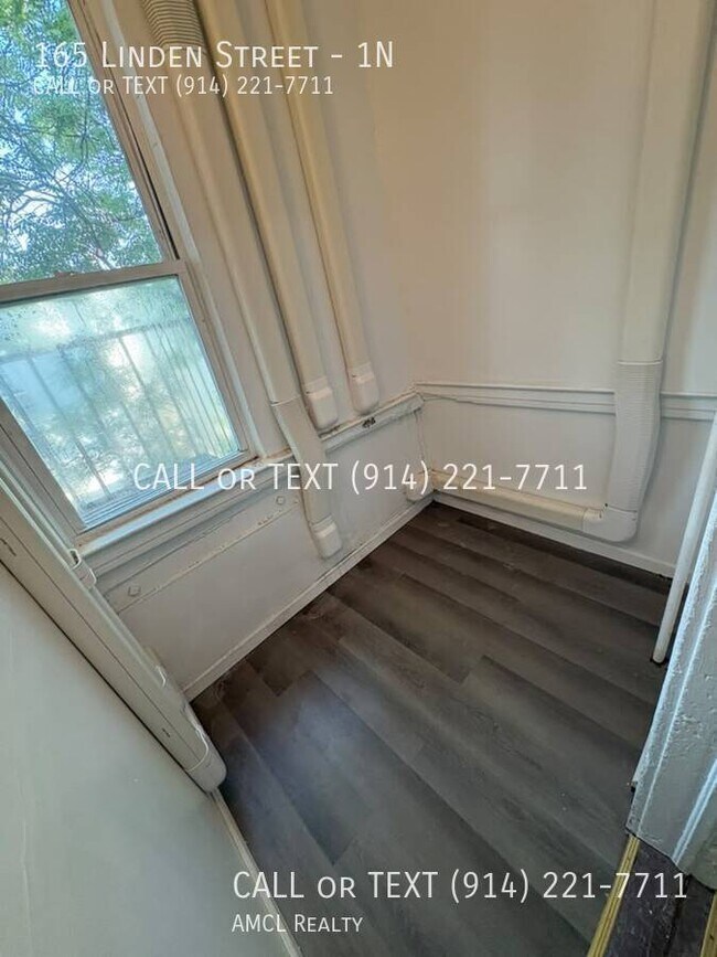 Building Photo - 165 Linden St