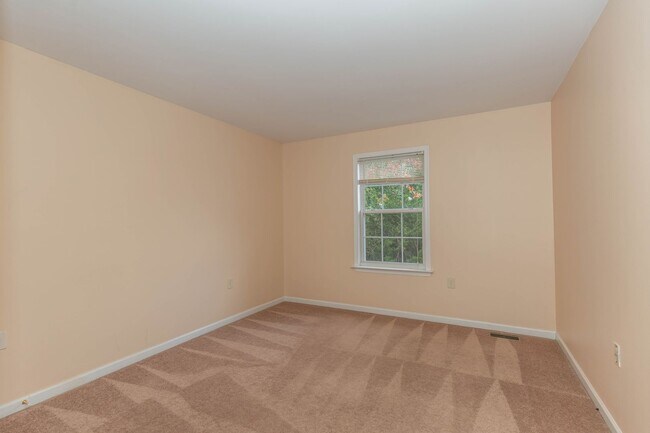 Building Photo - 4 bed, 2.5 bath Single Family Home in Charles Town's Locust Hill Community