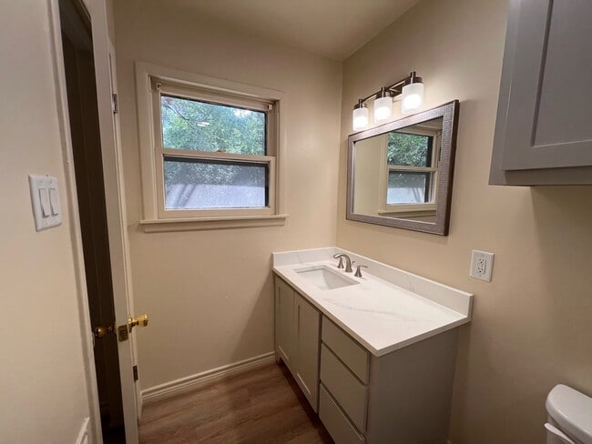 Building Photo - 509 Davis Dr