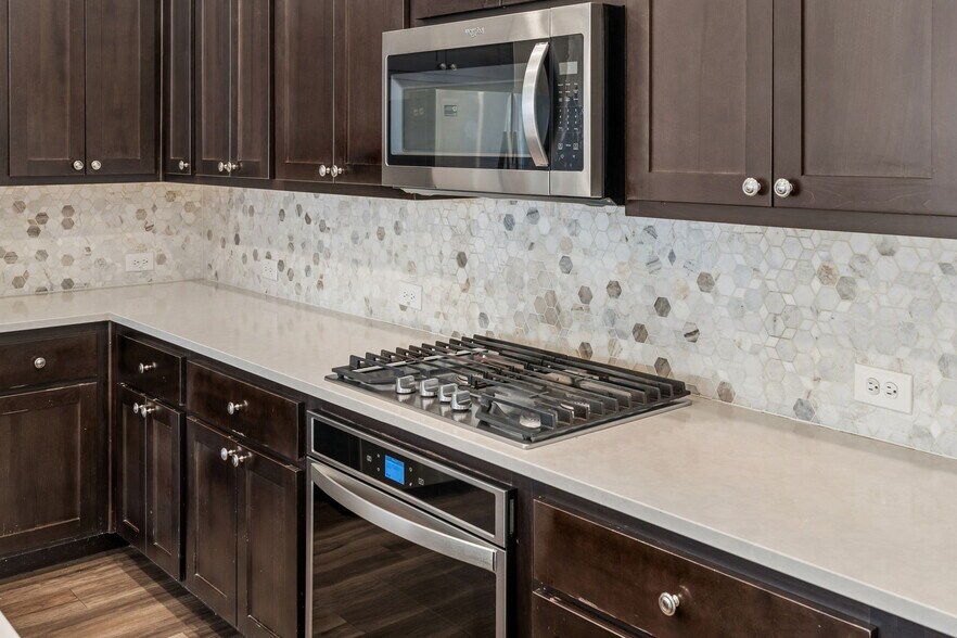 Building Photo - 2215 Adena Springs Dr