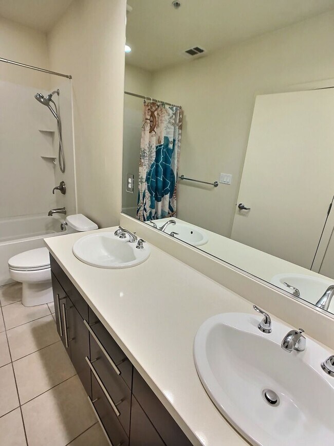 Building Photo - Beautifully Upgraded 2 Bedroom Condo with a Den in Downtown San Jose