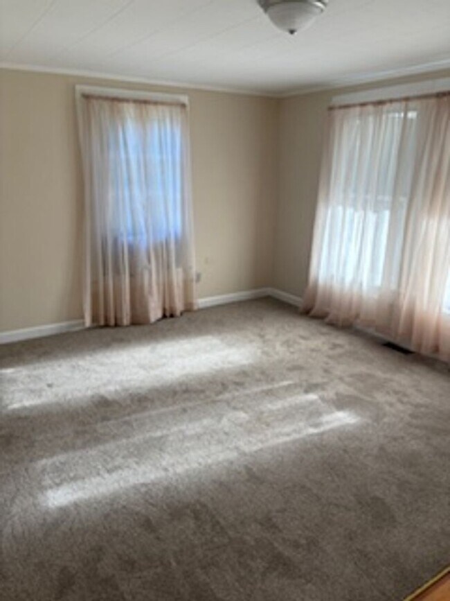 Building Photo - Charming 3-Bedroom Home with Spacious Yard...