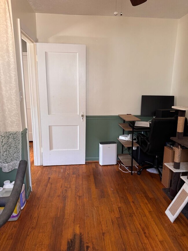 Building Photo - 2 Bedroom with Possible 3rd || 1 Bathroom - Single Family Home