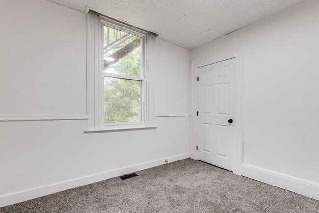 Building Photo - 240 Hazelwood Ave