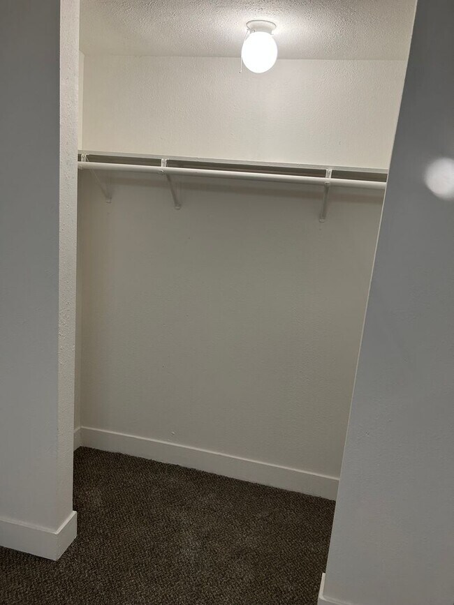Building Photo - 3 Bedroom Unit Available Now!!