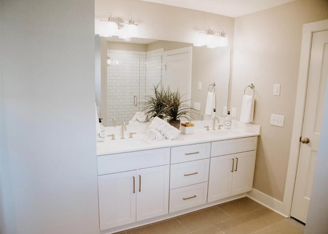 Building Photo - Beautiful 4 bedroom 4 bathroom house in th...