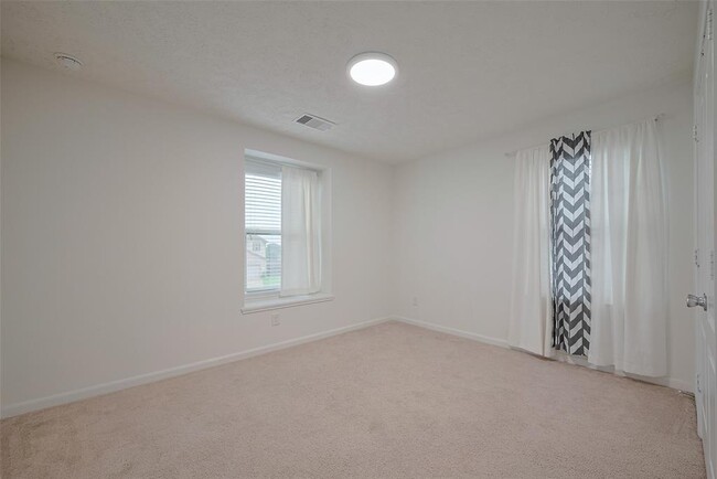 Building Photo - 5011 Pine Ridge Knoll Ct