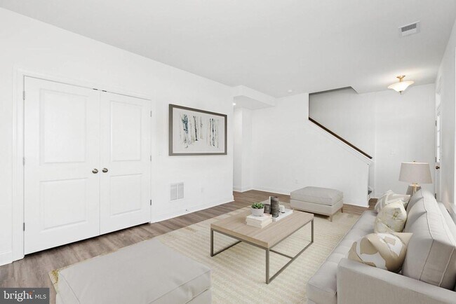 Building Photo - 864 Mapleton Ave