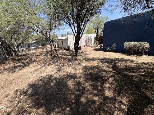 Building Photo - Central Tucson charming historic adobe home