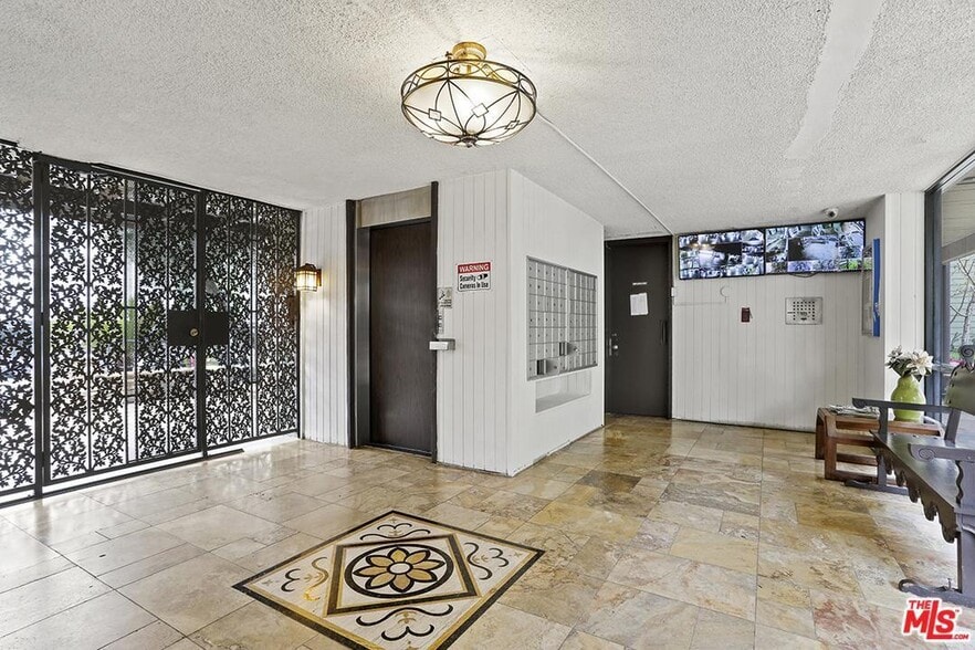 Building Lobby - 525 S Ardmore Ave