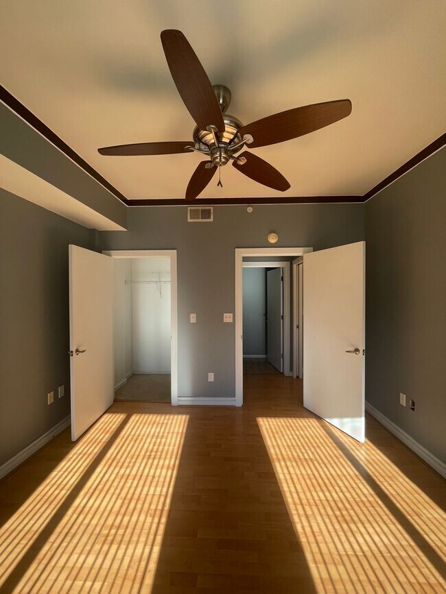 Building Photo - 1 bedroom condo conveniently located in up...