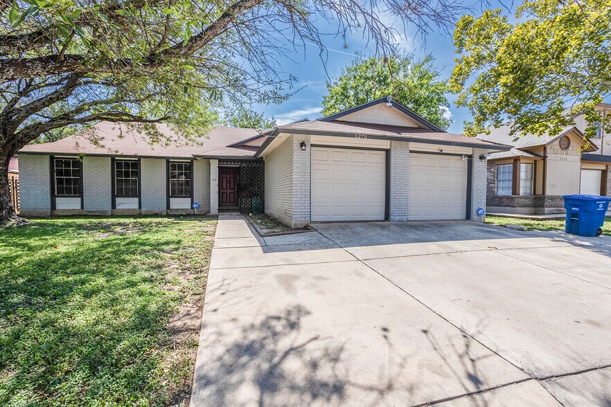 Building Photo - 5275 Meadow Rise St