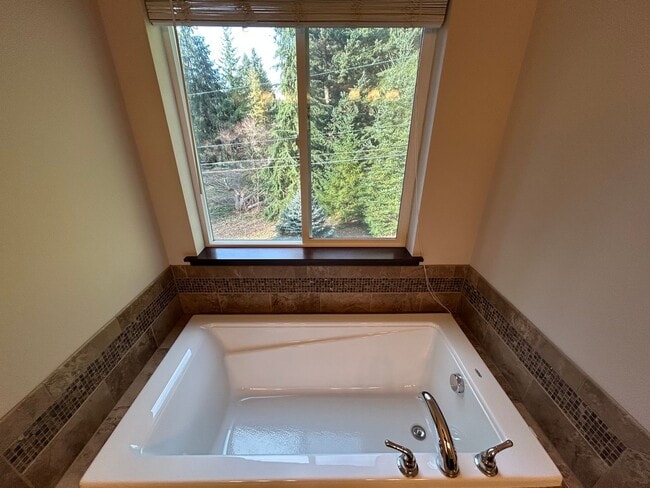 Building Photo - Beautiful 4 Bed, 3 Bath Home in Lynnwood