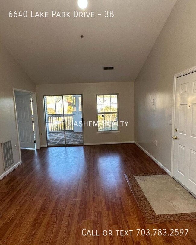 Building Photo - Beautiful 2 BR 1BA Condo - Looking for You!