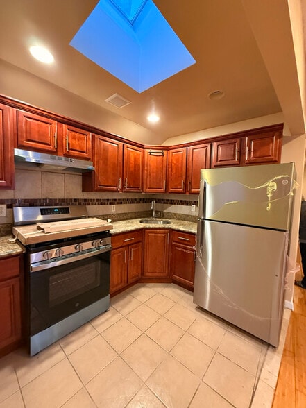 Building Photo - 103-25 169th St