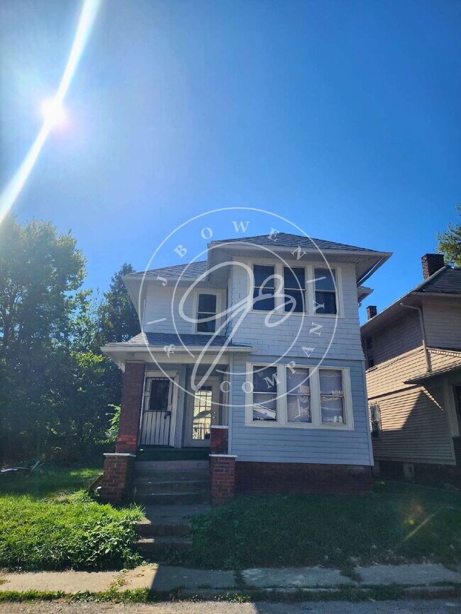 Primary Photo - Spacious upper unit 2 bed 1 bath! Convenie...