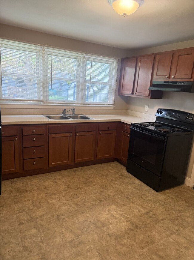 Building Photo - SPECIAL OFFER ! Sign lease by Monday 5/11/26 and  get  1/2 Off First Month rent!