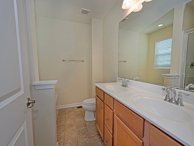 Building Photo - 627 Edison Dr