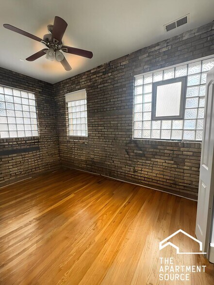 Building Photo - 907 W Belmont Ave