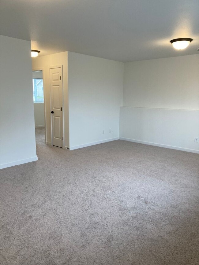 Building Photo - 4 Bed 2 Bath Single Family Home