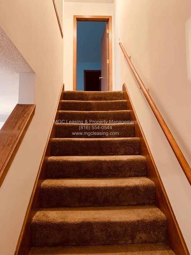 Building Photo - Spacious Raymore Townhome in Prime Remington Village Location