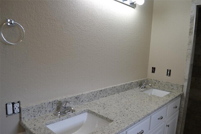 Building Photo - 204 Pinafore Dr