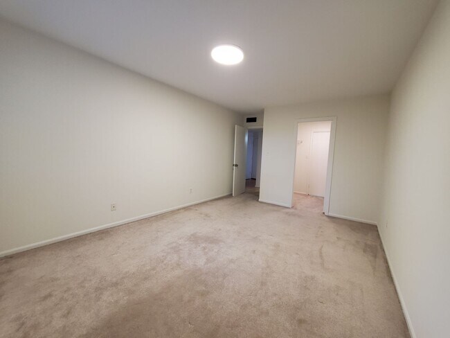 Building Photo - OPEN HOUSE This Sunday 12/07/25 @ 3:30PM until 4:00PM Charming 1-Bedroom Condo in Prime Sandy Spr...