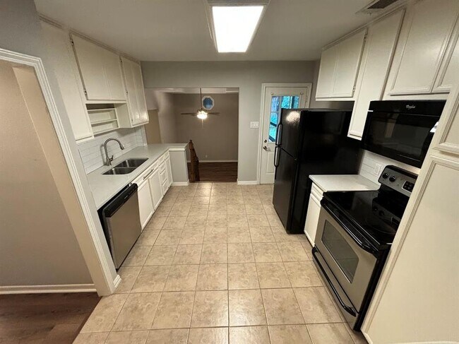 Building Photo - 5610 Montview St
