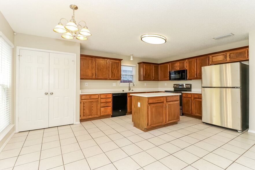 Building Photo - 2729 Forest Creek Dr