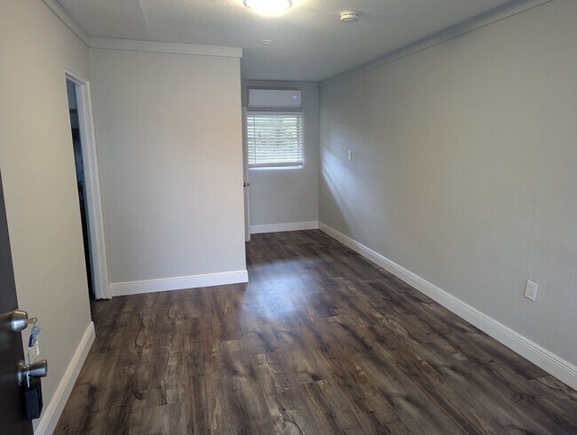 Building Photo - Charming 1 Bedroom 1 Bath Condo. Utilities included. Fury friends Welcome!