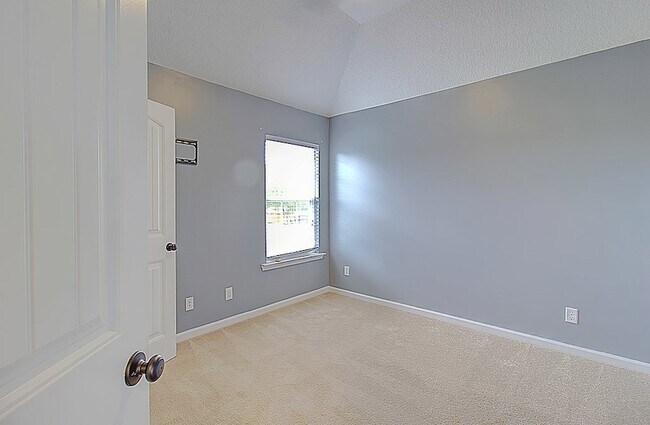 Building Photo - 935 Mustang Ln NE