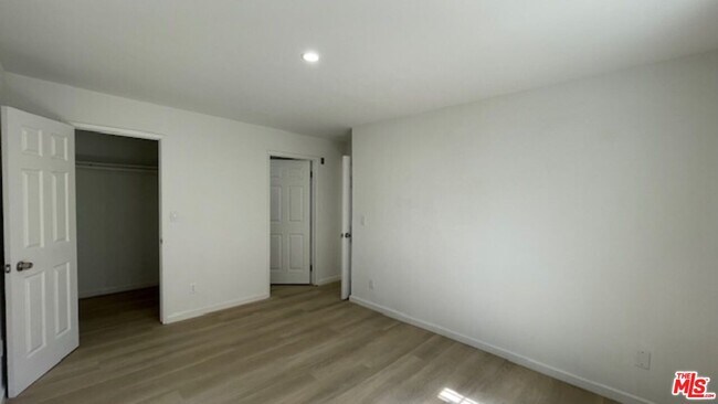 Building Photo - 545 S Manhattan Pl