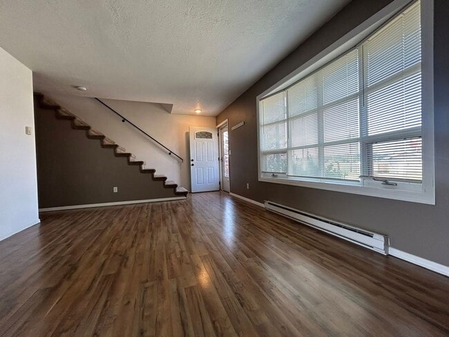 Building Photo - Lovely, Updated Townhome for Rent