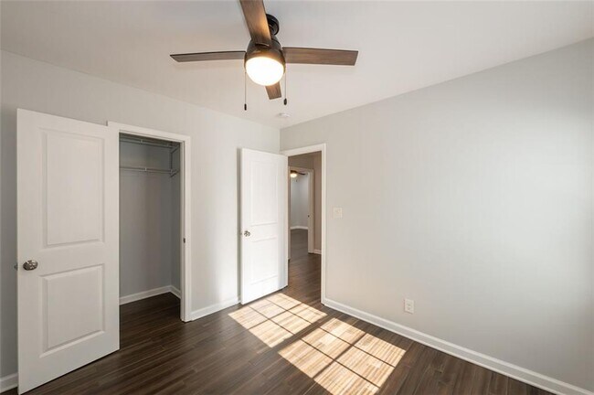 Building Photo - 3079 Cloverhurst Dr