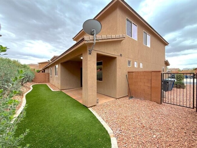 Building Photo - 4 bed, 2.5 bath duplex unit w/2 car garage